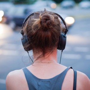 Woman with Headphone. Foto: Sascha Kohlmann, https://flic.kr/p/futssE